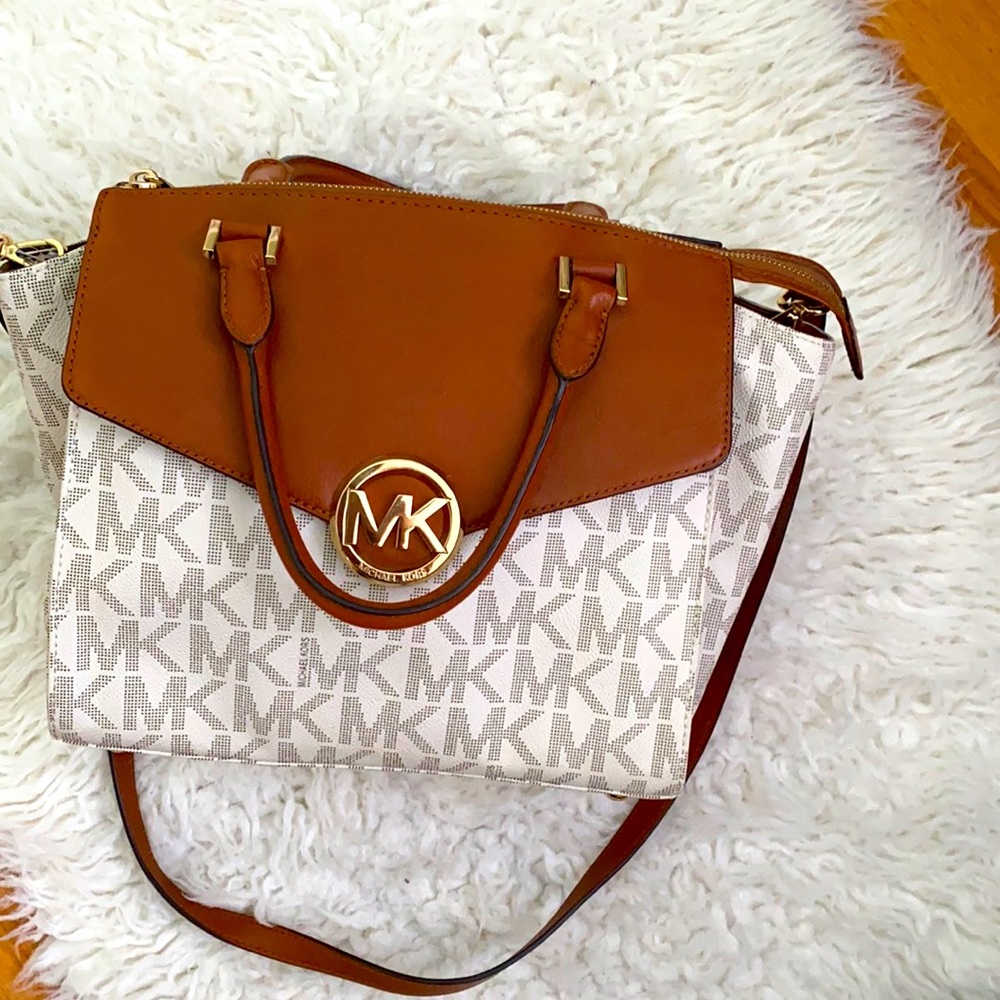 Michael kors purse medium sized